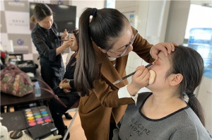 学化妆出来好找工作吗？
