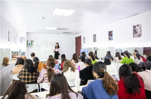 都说化妆学校毕业后就业只能当助理，这是真的吗？