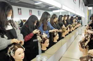 上海有哪些比较好的化妆学校？哪些适合零基础的学习？