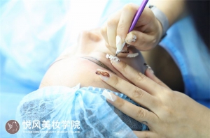 在上海纹眉培训半永久纹眉的价格主要是由哪些因素决定？