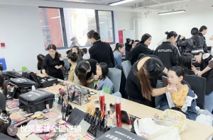 “颜值经济”时代，学化妆必须要报班吗？