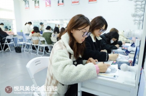 新手小白推荐的热门化妆培训学校，这家值得重点看