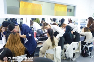 手残党也能学化妆？找对方法是关键